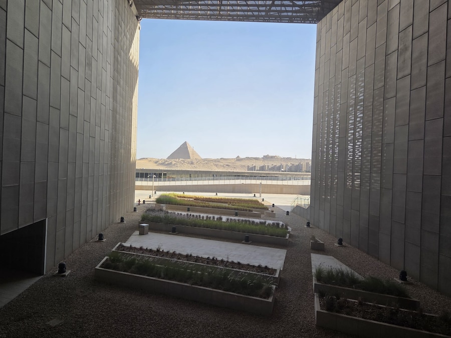 Le piramidi di Giza viste dal Grand Egyptian Museum