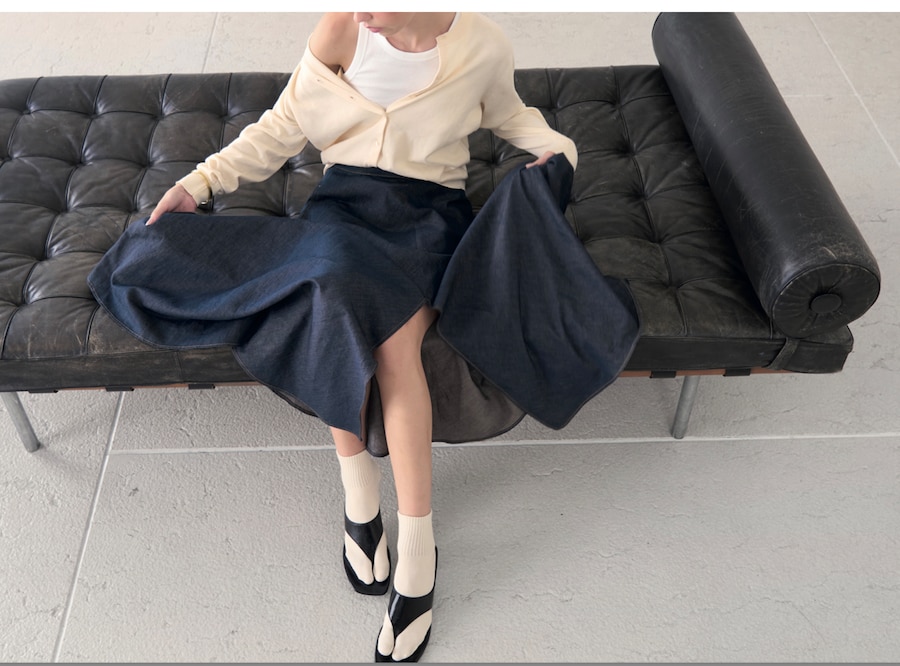 QL2. Gonna a quattro teli impreziosita da bottoni gioiello in denim in cotone lino