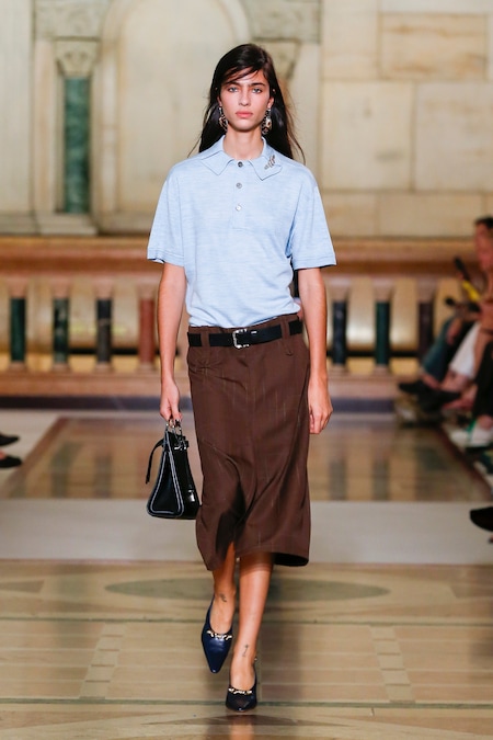 Tory Burch. Polo over in cotone nido d’ape, gonna slim a vita bassa