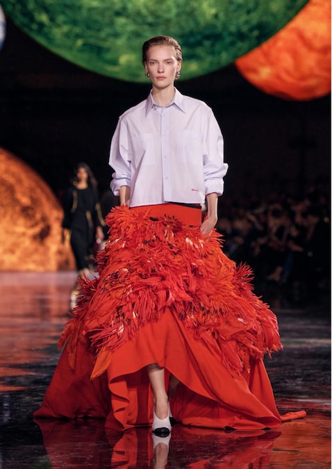 Chanel. Camicia in popeline in collab con Charvet, gonna in seta con decoro di frange e fiori tono su tono