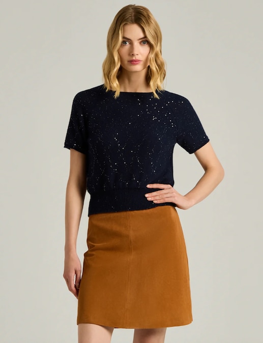 Kiton. Maglia manica corta in cashmere superfine e fili di lurex, gonna in camoscio