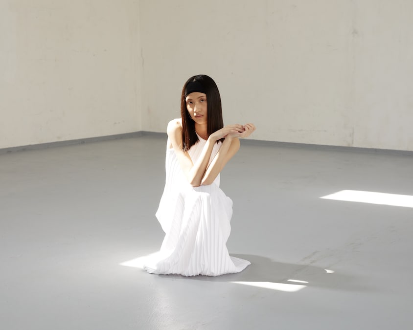 Altea. Abito con collo rotondo a pieghe piatte