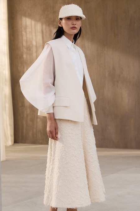 Brunello Cucinelli. Gilet ampio, camicia in voile, gonna a semiruota