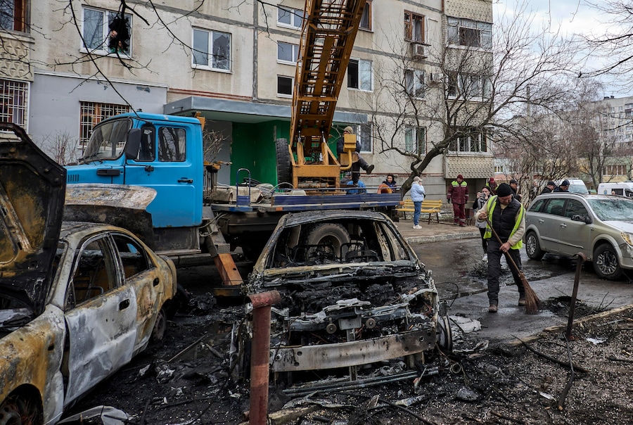 Il luogo colpito da un attacco con droni russi nei pressi di un edificio residenziale a Kharkiv, nell'Ucraina nord-orientale. (EPA)