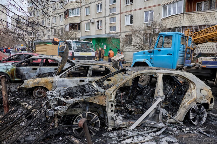 Il luogo colpito da un attacco con droni russi nei pressi di un edificio residenziale a Kharkiv, nell'Ucraina nord-orientale. (EPA)