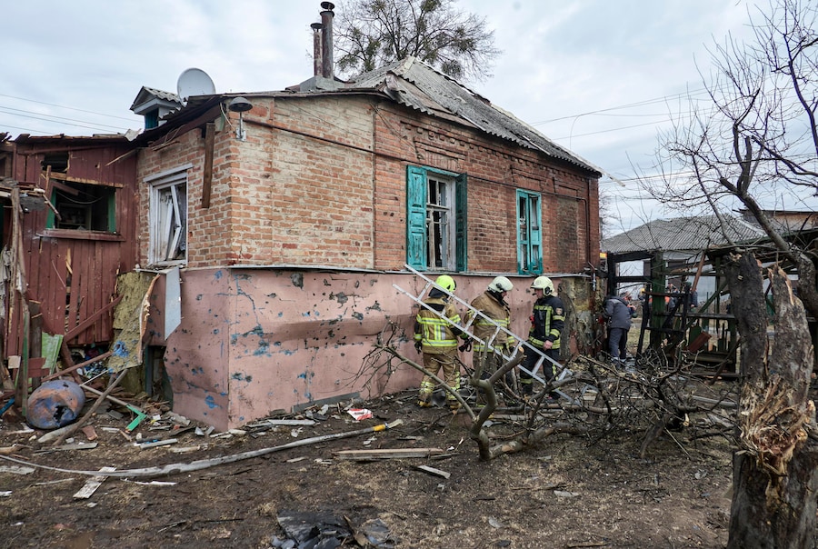 I soccorritori ucraini sono al lavoro sul luogo di un attacco sferrato da un drone russo contro un edificio privato a Kharkiv, nell’Ucraina nord-orientale. (EPA)