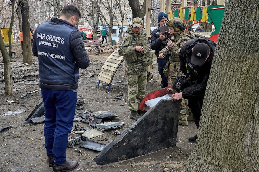 Esperti ucraini ispezionano i detriti di un drone sul luogo di un attacco sferrato da un drone russo nei pressi di un edificio residenziale a Kharkiv, nell’Ucraina nord-orientale. (EPA)