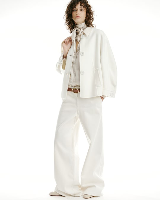 Luisa Spagnoli. Caban in panno di lana, camicia in raso di seta jacquard, pantaloni in denim