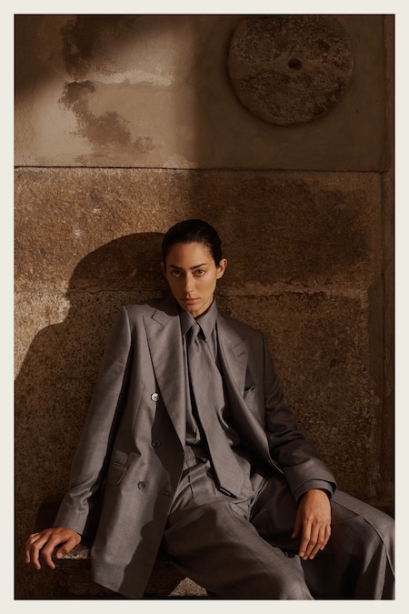 Brioni. In lana superlight doppiopetto, pantaloni con pinces, camicia e cravatta