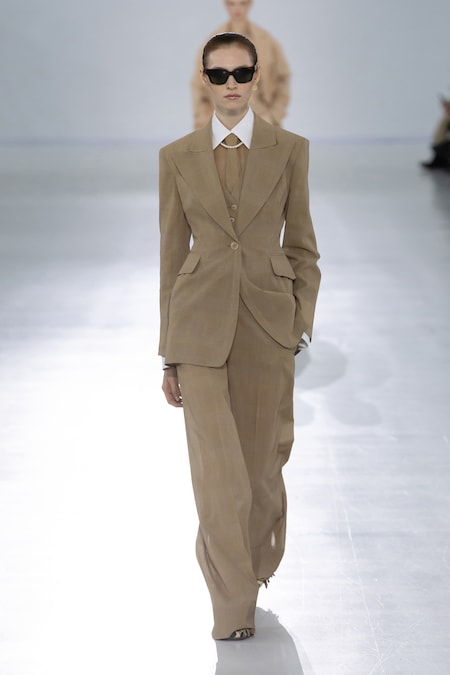 Ermanno Scervino. Giacca in georgette stampa Principe di Galles, con camicia, gilet e pantaloni palazzo