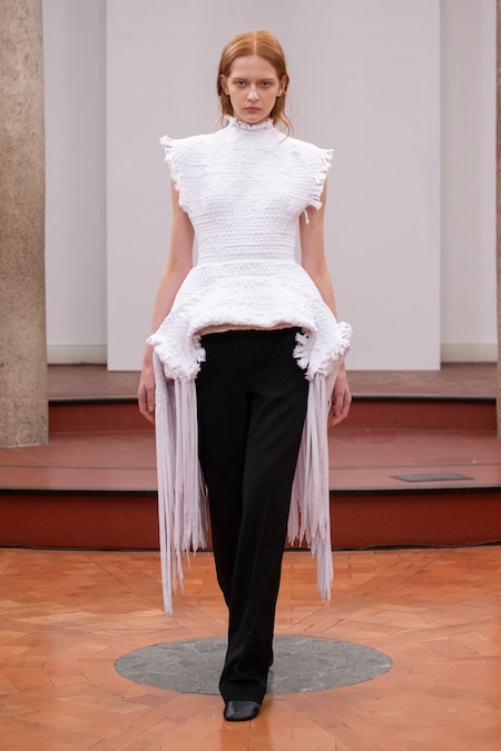 Institution by Galib Gassanoff. Top a stringhe intrecciate su pantaloni dritti, lavorazione iconica del designer tra i semifinalisti di LVMH Prize 2026