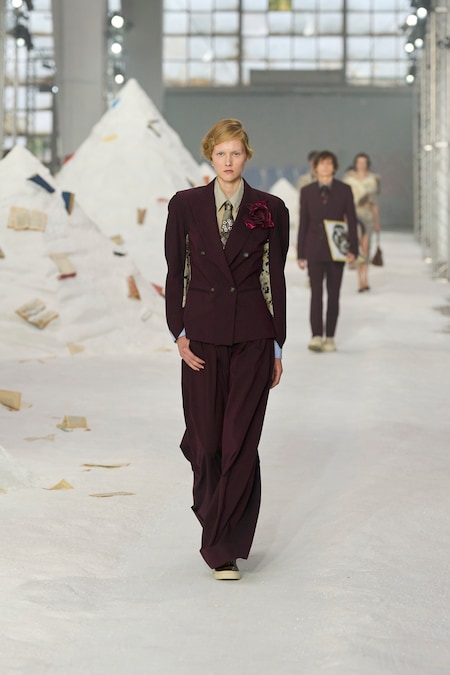 Antonio Marras. Giacca in microgessato di cotone e seta, pantaloni bustier con cintura sartoriale, cravatta e spilla