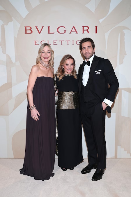 Da sinistra Laura Burdese, vice-ceo Bulgari, la direttrice creativa della maison Lucia Silvestri e Jake Gyllenhaal (Photo by Jacopo Raule/Getty Images for Bvlgari)