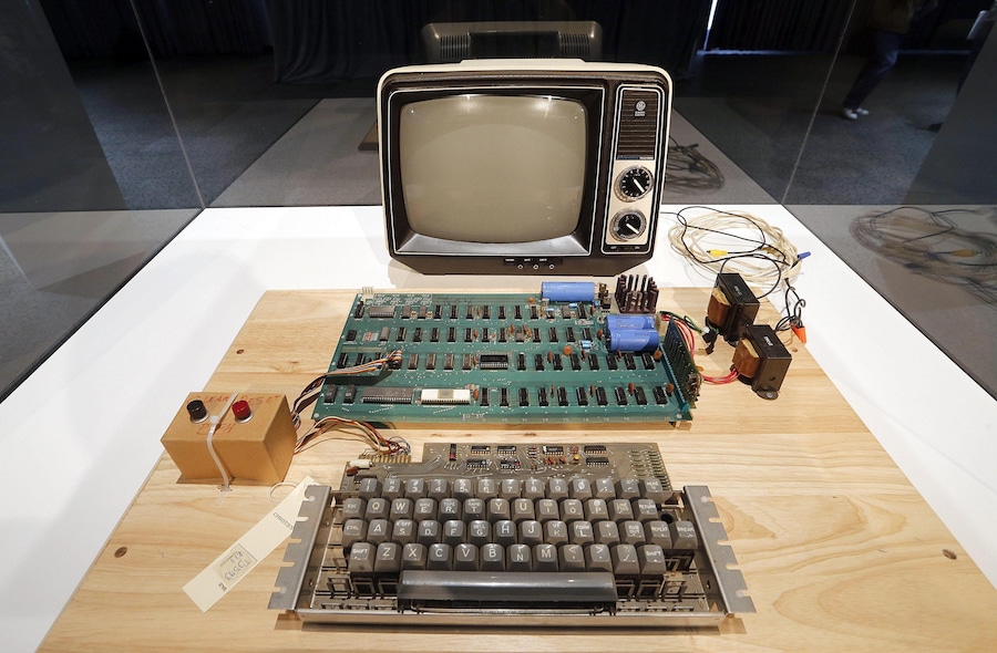 Apple I (1976): Primo computer di Apple, costruito nel garage di Jobs e Wozniak, simbolo dell’inizio della rivoluzione dei personal computer. (EPA)