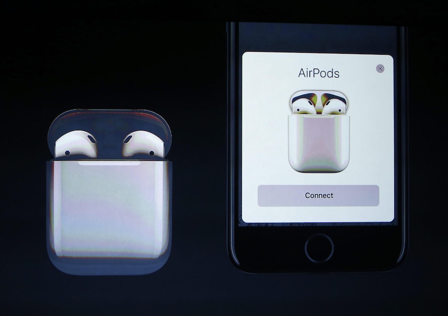 AirPods (2016): Auricolari wireless iconici, simbolo di semplicità e tecnologia senza fili. (EPA)