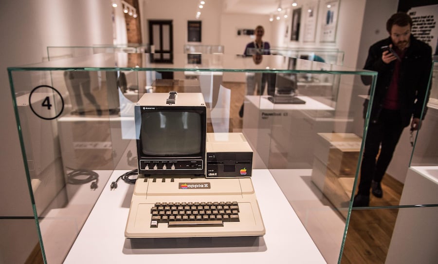 Apple II (1977): Primo successo commerciale di Apple, con grafica a colori e grande diffusione domestica. (EPA)