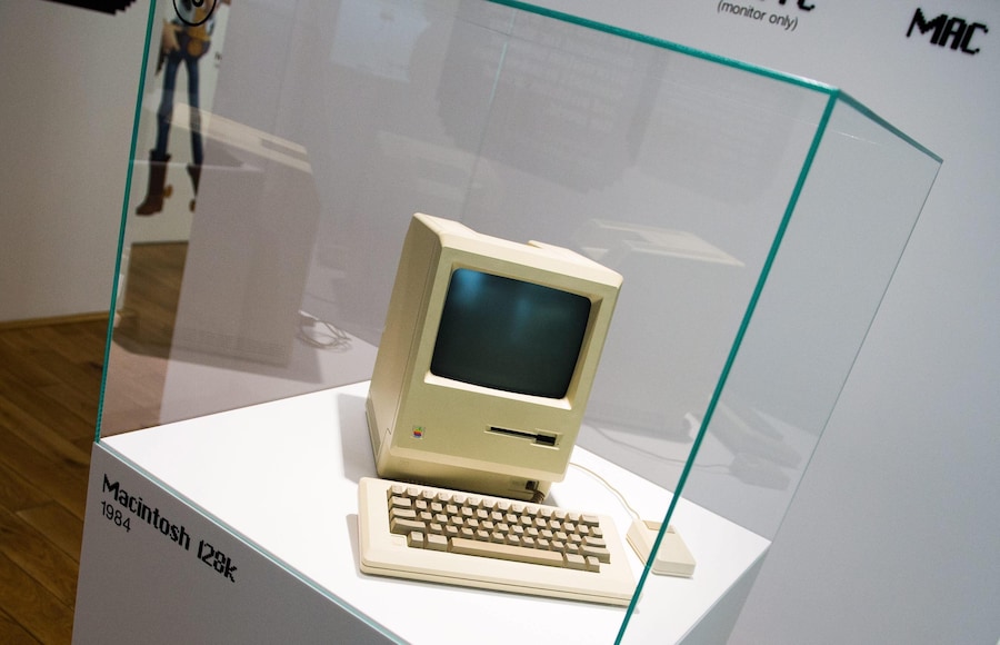 Macintosh (1984): Introdusse interfaccia grafica e mouse, rendendo l’informatica più accessibile. (EPA)