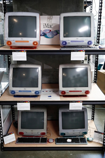 iMac G3 (1998): “Tutto in uno” colorato, simbolo del ritorno di Jobs e del design distintivo Apple. (EPA)