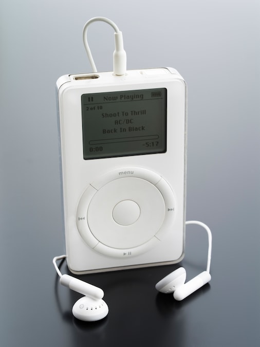 iPod (2001): Lettore musicale portatile da “1.000 canzoni in tasca”, insieme a iTunes rivoluzionò la musica digitale. (Alamy Stock Photo)