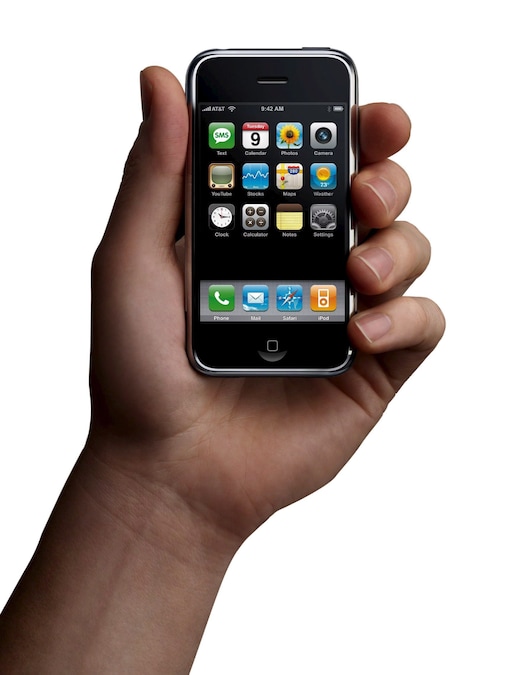 iPhone (2007): Primo smartphone multitouch senza tasti frontali, come dice Jobs durante il lancio: un telefono, un iPod, un “internet comunicator”. (EPA)