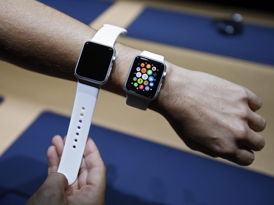 Apple Watch (2014): Smartwatch che integra salute, fitness e notifiche, unendo design e tecnologia. (EPA)