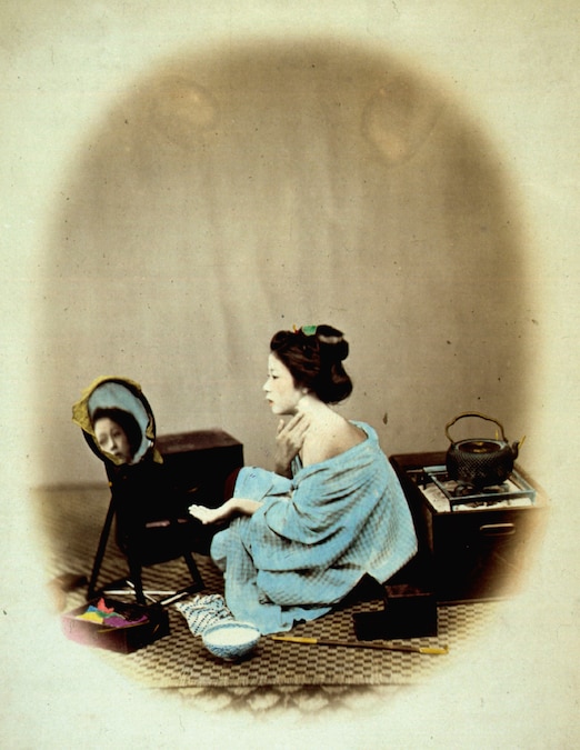 Una donna giapponese mentre si trucca. Foto di Felice Beato (Getty Images)