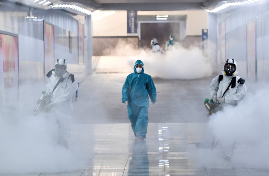 Volontari in tute protettive disinfettano una stazione ferroviaria mentre il Paese è colpito da un'epidemia del nuovo coronavirus, a Changsha, nella provincia di Hunan, Cina, il 4 febbraio 2020. (REUTERS)