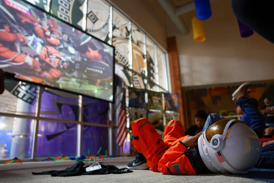 Bruno, vestito da astronauta, guarda la diretta del lancio della missione Artemis II della NASA, destinata al sorvolo della Luna, durante un evento organizzato dal Consolato Generale degli Stati Uniti in Messico, presso il museo La Rodadora a Ciudad Juarez, in Messico (REUTERS)