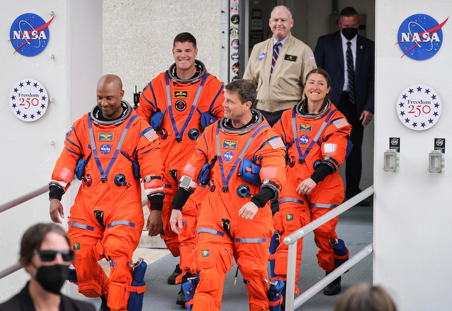(Da sinistra a destra) Il pilota Victor Glover della NASA, lo specialista di missione Jeremy Hansen dell’Agenzia spaziale canadese, il comandante Reid Wiseman della NASA e la specialista di missione Christina Koch della NASA (EPA)