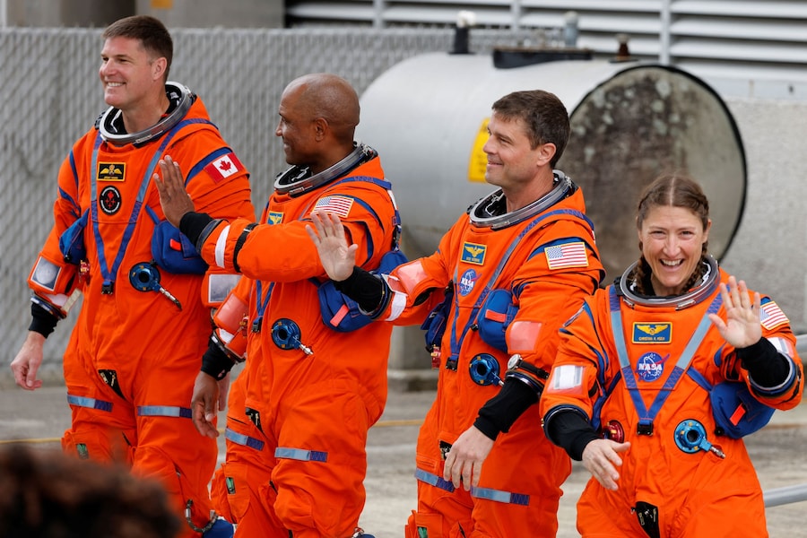 L’equipaggio della missione di lancio Artemis II, destinata al sorvolo della Luna, composto dagli astronauti della NASA Reid Wiseman, Victor Glover e Christina Koch e dall’astronauta della CSA (Agenzia Spaziale Canadese) Jeremy Hansen (REUTERS)