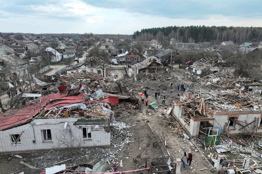 Una veduta aerea delle case distrutte e gravemente danneggiate durante un attacco missilistico russo, nell'ambito dell'offensiva russa contro l'Ucraina, nella città di Korosten, nella regione di Zhytomy. (REUTERS)