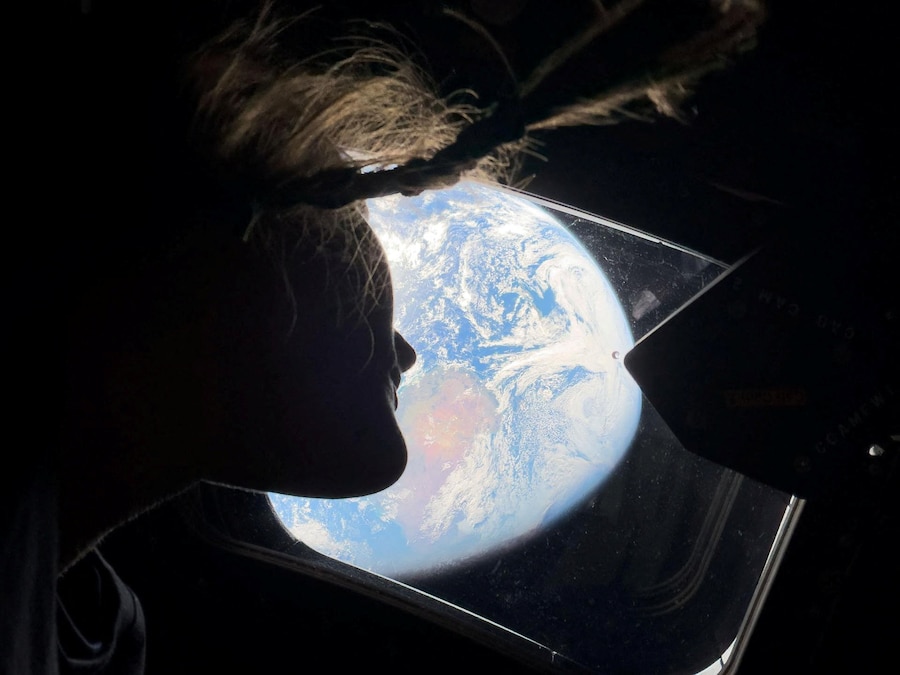 L'astronauta della NASA e specialista di missione di Artemis II Christina Koch si affaccia da uno dei finestrini principali della cabina della navicella Orion. (via REUTERS)