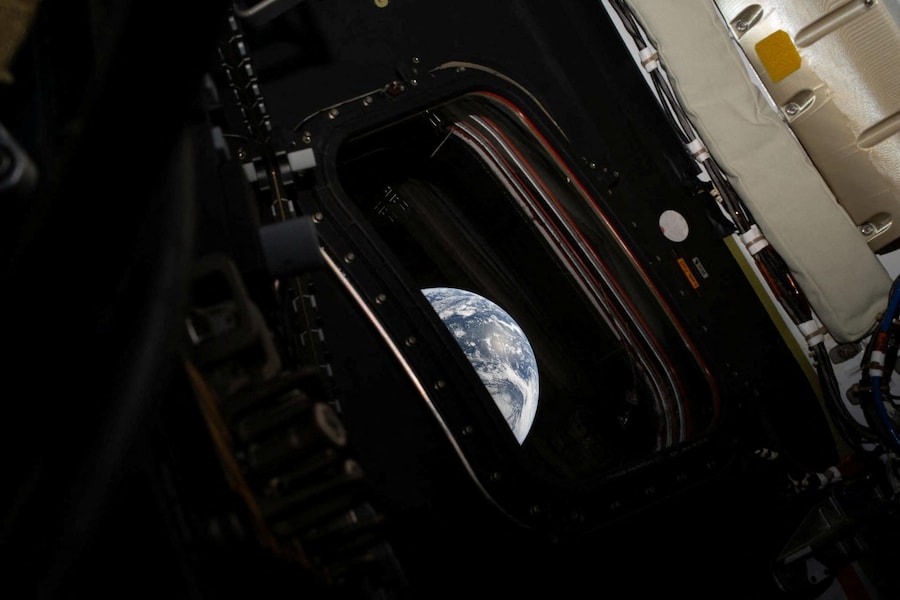 Una vista della Terra ripresa dall'astronauta della NASA e comandante della missione Artemis II Reid Wiseman da uno dei quattro finestrini principali della navicella Orion, dopo aver completato la manovra di immissione in orbita translunare mentre l'equipaggio si dirige verso la Luna. (via REUTERS)