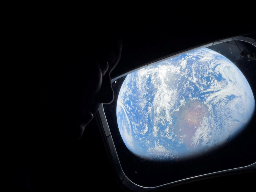 L'astronauta della NASA e comandante della missione Artemis II, Reid Wiseman, si affaccia da uno dei finestrini principali della cabina della navicella Orion, guardando indietro verso la Terra, mentre l'equipaggio viaggia verso la Luna. (via REUTERS)