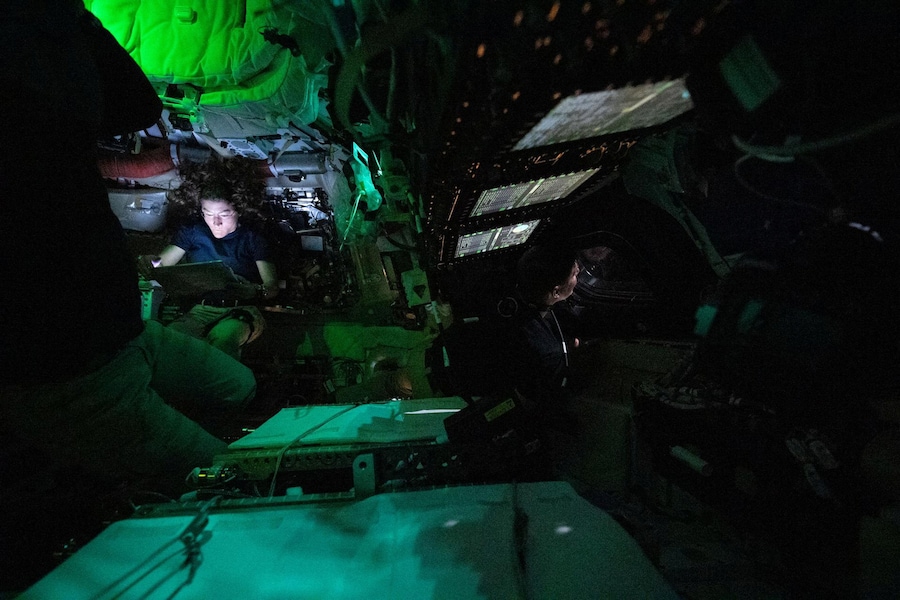 L'astronauta della NASA Christina Koch è illuminata dallo schermo all'interno della navicella spaziale Orion. (via REUTERS)