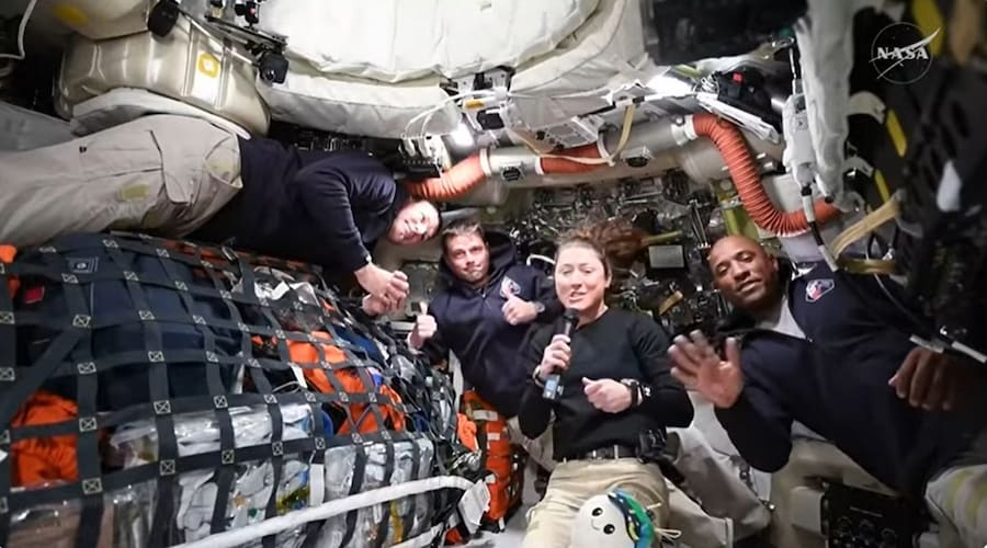 I membri dell'equipaggio della missione Artemis II della NASA, Jeremy Hansen, Reid Wiseman, Christina Koch e Victor Glover, rispondono alle domande dei giornalisti durante il primo evento di downlink della loro missione. Le immagini sono state diffuse il terzo giorno della prima missione dal 1972 a portare l'uomo intorno alla Luna. missione Artemis II della NASA sulla luna (16878)