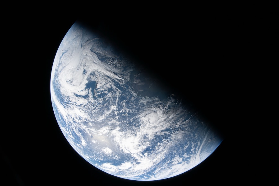 Capsula Orion, spazio esterno: le prime immagini della Terra scattate dall'astronauta della NASA e comandante della missione Artemis II, Reid Wiseman, da un finestrino della navicella spaziale Orion, in viaggio verso la Luna. (16878)