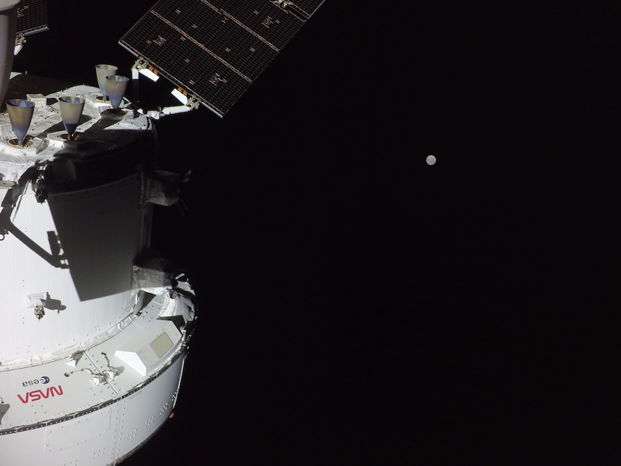 Capsula Orion, Spazio esterno: l'equipaggio di Artemis II in viaggio verso il lato nascosto della Luna nel secondo giorno della missione, mentre una telecamera esterna sulla punta del pannello solare della navicella spaziale Orion cattura una piccola Luna in lontananza. (16878)