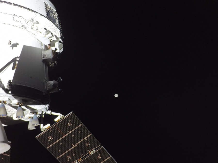 Capsula Orion, Spazio esterno: l'equipaggio di Artemis II in viaggio verso il lato nascosto della Luna nel secondo giorno della missione, mentre una telecamera esterna sulla punta del pannello solare della navicella Orion cattura una piccola Luna in lontananza. (16878)