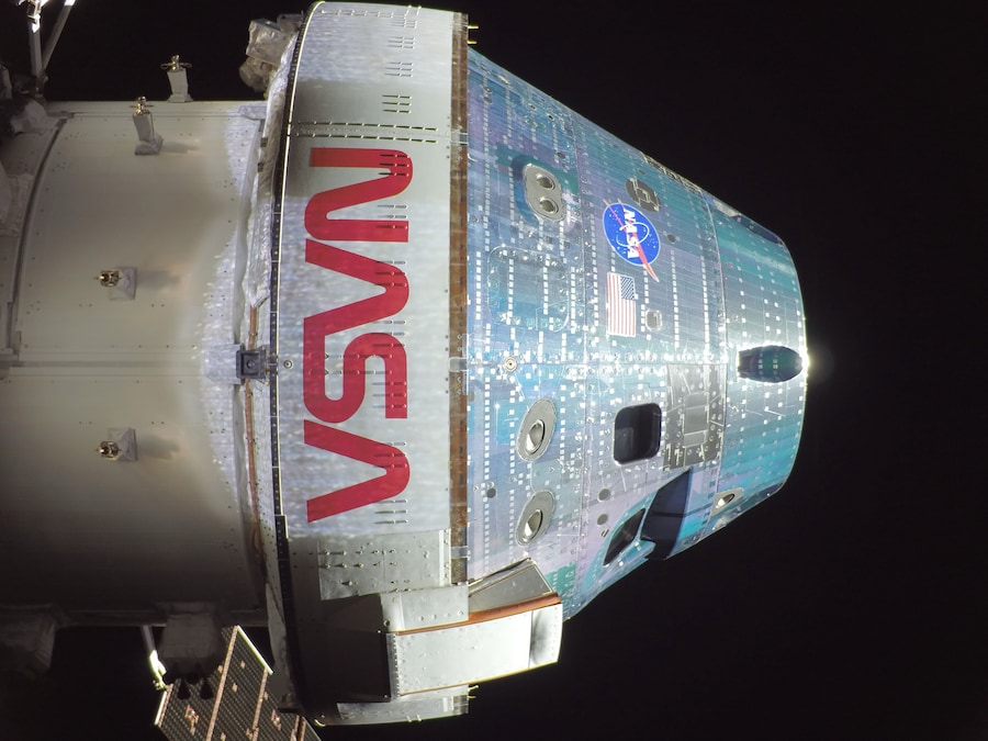 Capsula Orion, Spazio esterno: La navicella spaziale Orion si scatta un selfie utilizzando una fotocamera esterna sulla punta del pannello solare durante un'ispezione esterna di routine, mentre l'equipaggio di Artemis II continua il suo viaggio verso il lato nascosto della Luna nel secondo giorno della missione. (16878)