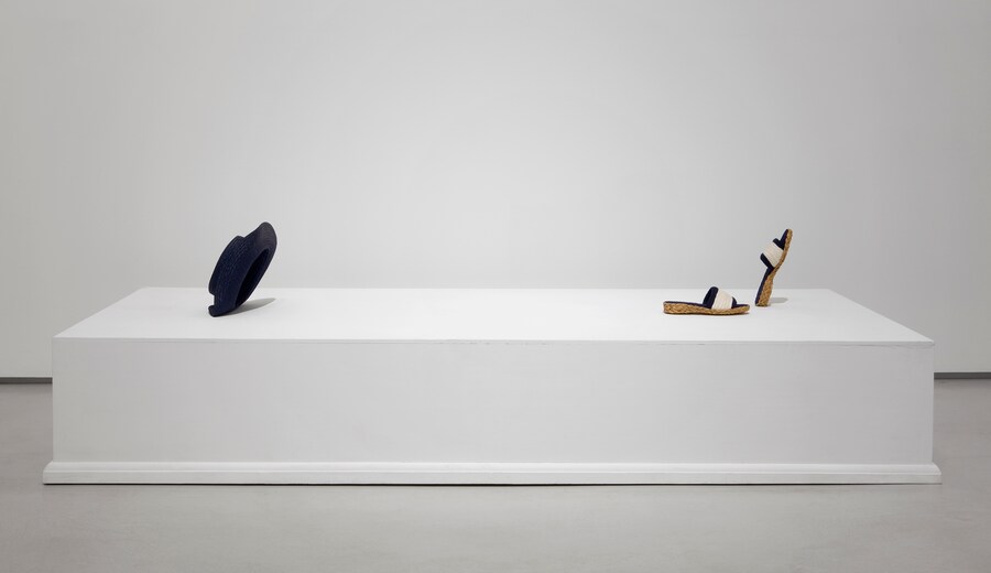 Gino De Dominicis Statua (figura distesa), 1979 cappello in paglia intrecciata, pantofole in tessuto e paglia intrecciata, base in legno, cm 40 x 222,6 x 90 Foto Patrizia Tocci Collezione MAXXI – Museo nazionale delle arti del XXI secolo by SIAE 2026