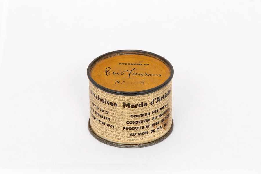 Piero Manzoni Merda d’artista n. 58, maggio 1961 scatoletta di latta, carta stampata 4,8 × ø 6 cm Foto Agostino Osio Fondazione Piero Manzoni, Milano by SIAE 2026