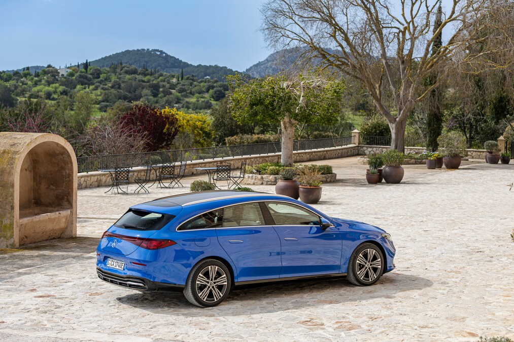 Test Drive All-New Electric GLB & CLA Shooting Brake, Majorca, Spain 2026 Mercedes-Benz CLA 250+ Shooting Brake mit EQ Technologie | Energieverbrauch kombiniert: 15,0-12,7 kWh/100 km | CO2-Emissionen kombiniert: 0 g/km | CO2-Klasse: A EXTERIEUR: klarblau mit Metalliclack; INTERIEUR: Ledernachbildung ARTICO ivory beige // Mercedes-Benz CLA 250+ Shooting Brake with EQ Technology | energy consumption combined: 15.0-12.7 kWh/100 km | CO2 emissions combined: 0 g/km | CO2 class: A EXTERIEUR: sheer blue metallic ; INTERIEUR: ARTICO nappa-look ivory beige