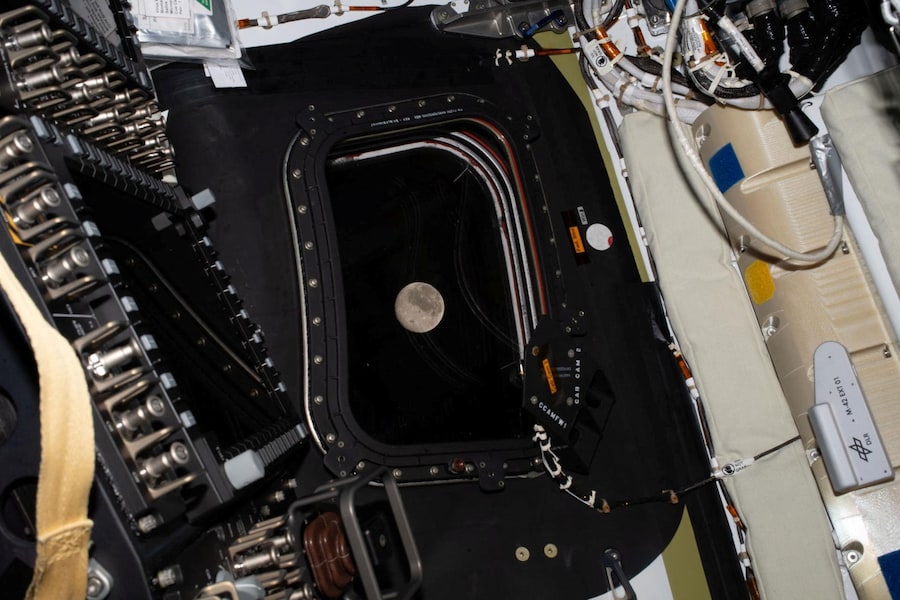 Una foto fornita dalla National aeronautics and Space administration (Nasa) mostra la Luna mentre si avvicinava al finestrino della navicella spaziale Orion il 6 aprile 2026, momento in cui la forza di gravità lunare ha superato quella terrestre sull’astronave. EPA/NASA epa12871322 (Reuters)