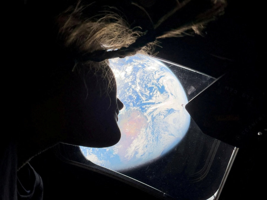 L'astronauta e comandante della missione Artemis II Reid Wiseman si affaccia da uno dei finestrini principali della cabina della navicella Orion, guardando indietro verso la Terra, mentre l'equipaggio viaggia verso la Luna giovedì 2 aprile 2026. (NASA via AP) (Reuters)