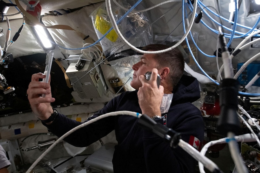 Jeremy Hansen, specialista di missione di Artemis II e astronauta della CSA (Agenzia spaziale canadese), si rade all’interno della navicella Orion durante il quinto giorno di volo e in vista del sorvolo lunare dell’equipaggio, lunedì 6 aprile 2026. (NASA via AP) (Reuters)