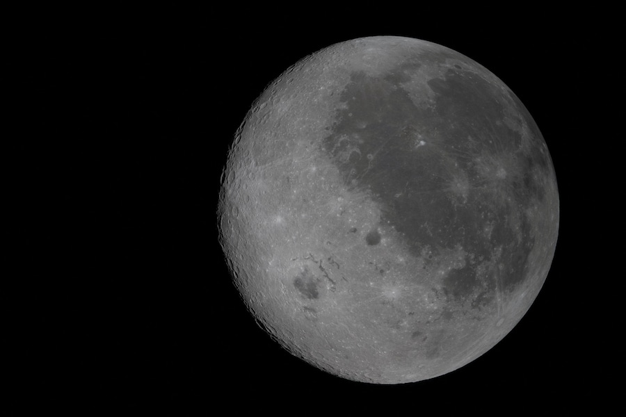 In questa immagine della Luna completamente illuminata, il lato visibile (l'emisfero che vediamo dalla Terra) è visibile sulla destra, riconoscibile dalle macchie scure che ne ricoprono la superficie, come osservato dall'equipaggio della missione Artemis II della NASA dall'interno della navicella Orion il 6 aprile 2026. NASA (Reuters)
