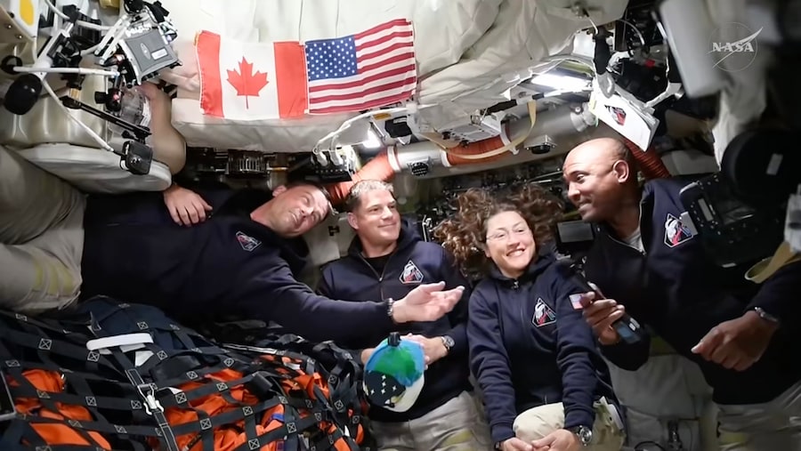 Gli astronauti della missione Artemis II, da sinistra: Reid Wiseman, Jeremy Hansen, Christina Koch e Victor Glover, si riuniscono per un'intervista durante il viaggio verso la Luna sabato 4 aprile 2026. (NASA via AP) (Ap)