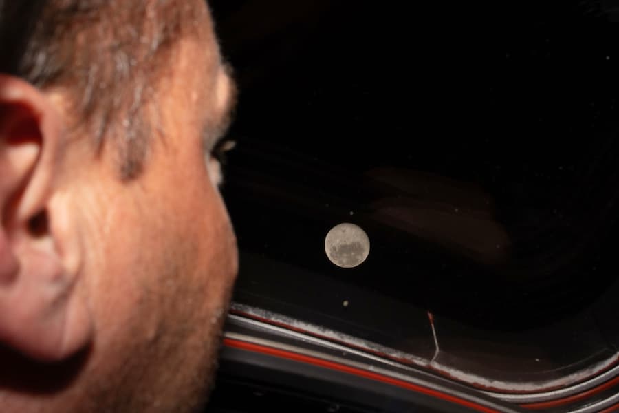 Il comandante della missione Artemis II e astronauta della Nasa Reid Wiseman osserva la Luna da uno dei finestrini principali della cabina della navicella Orion, in vista del sorvolo lunare previsto per il 6 aprile 2026. (NASA via AP) (Ap)