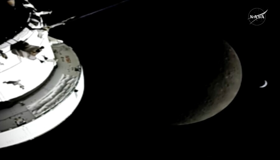 Una vista della Terra dalla capsula Orion della missione Artemis II dopo che il veicolo spaziale aveva raggiunto il punto più lontano dal pianeta durante il suo viaggio intorno alla Luna, in questa schermata tratta da un video in diretta trasmesso il 6 aprile 2026. NASA (LaPresse)